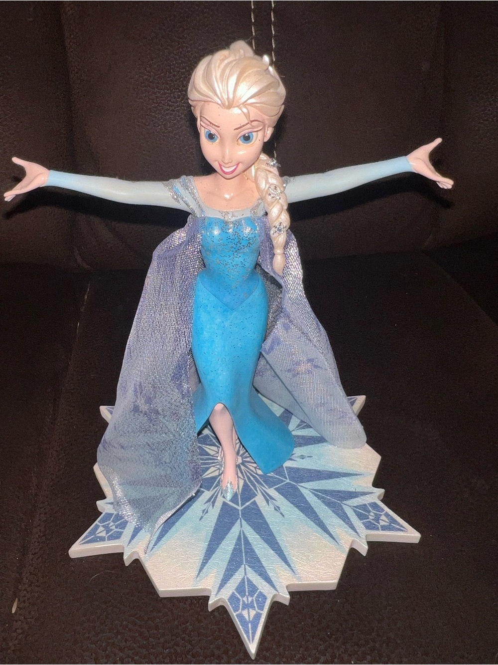 Disney Parks Exclusive Elsa Figurine- 9” Resin Statue w/ Magnetic Snowflake Base